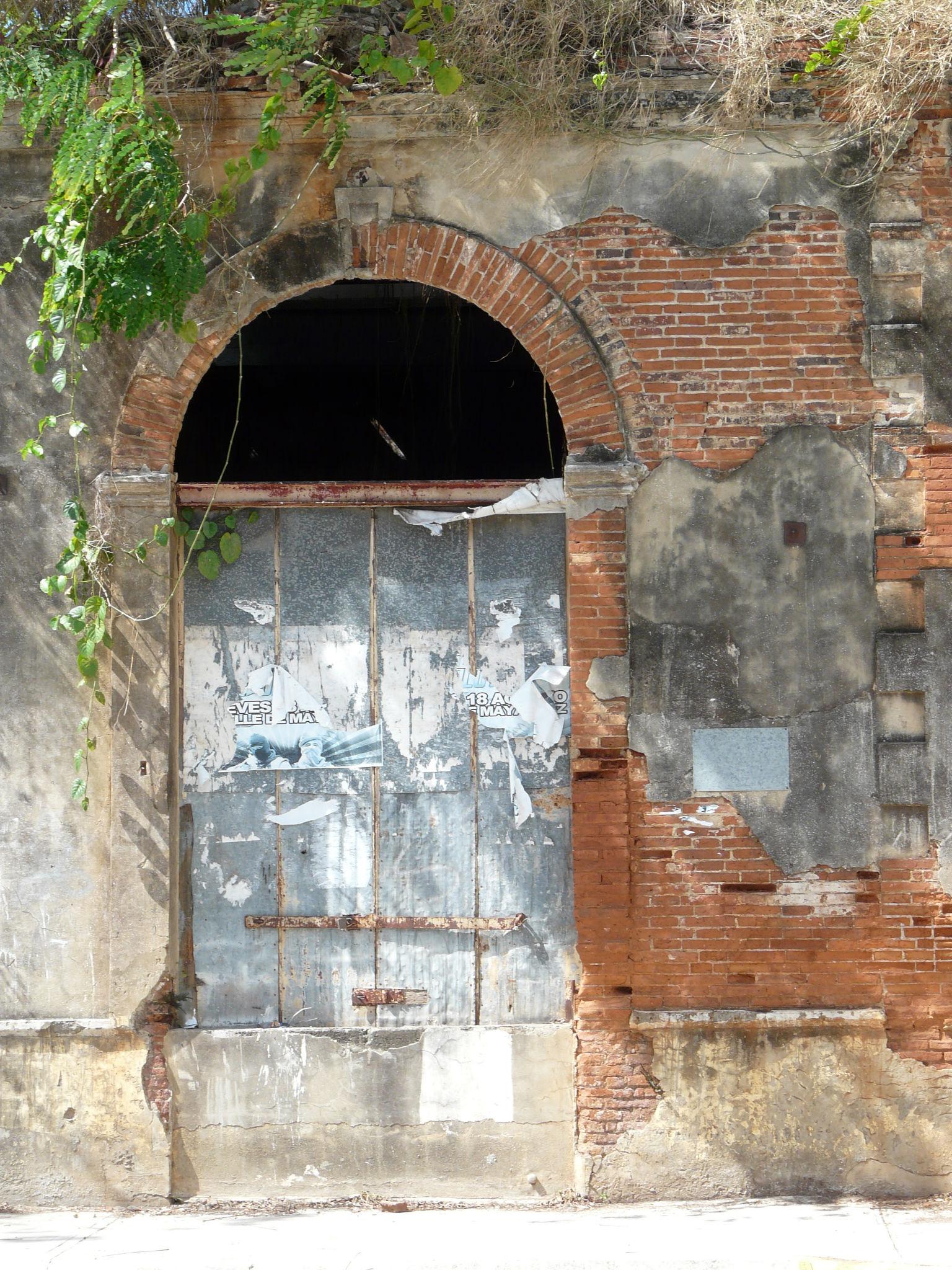 Edificio abandonado en la Avenida González Clemente - Ponce - 2012 00004